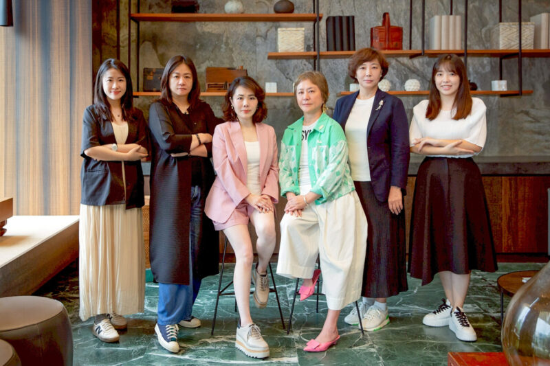 ▲承億酒店董事長戴淑玲(右三)將接任承億集團董事長一職，承億酒店總經理洪若宸(左三)升任承億集團副董事長兼承億建設董事長，承億集團創辦人戴俊郎的夫人凃韶紋(右二)出任承億文旅董事長正式加入營運團隊，三位董事長與核心幹部承億建設總經理李佳昕(右一)、承億文旅總經理戴嘉玉(左二)與承億集團品牌長簡巧珊(左一)共同延續承億集團文化與治理。（圖/承億集團提供）