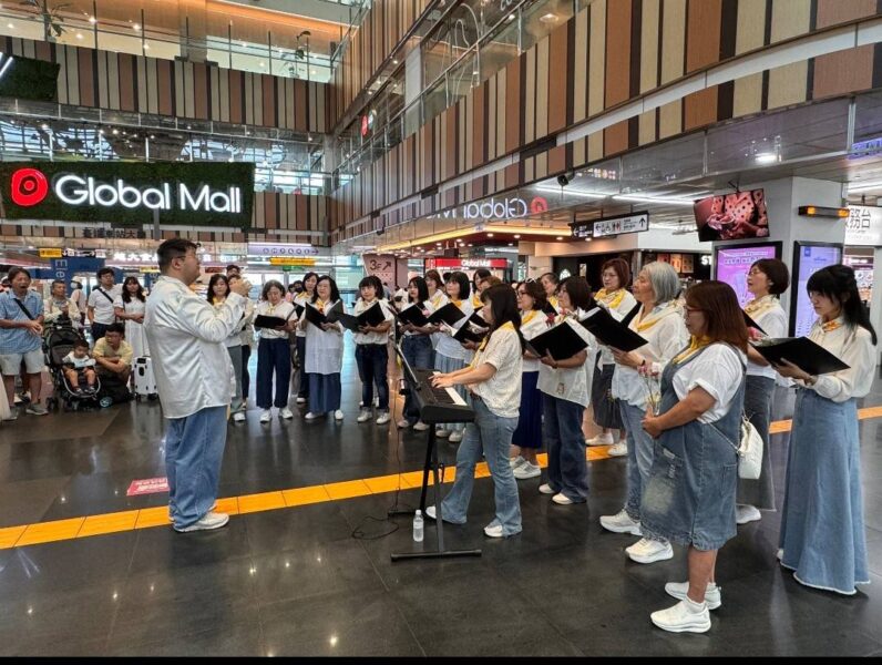「高雄室內金色女聲合唱團」母親節快閃獻祝福 歌聲溫暖臺鐵新左營站