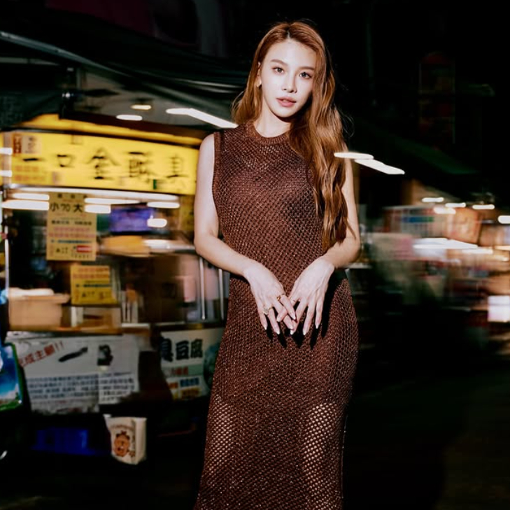 艾莉絲在通化夜市拍攝美照。（圖／翻攝艾莉絲​IG）