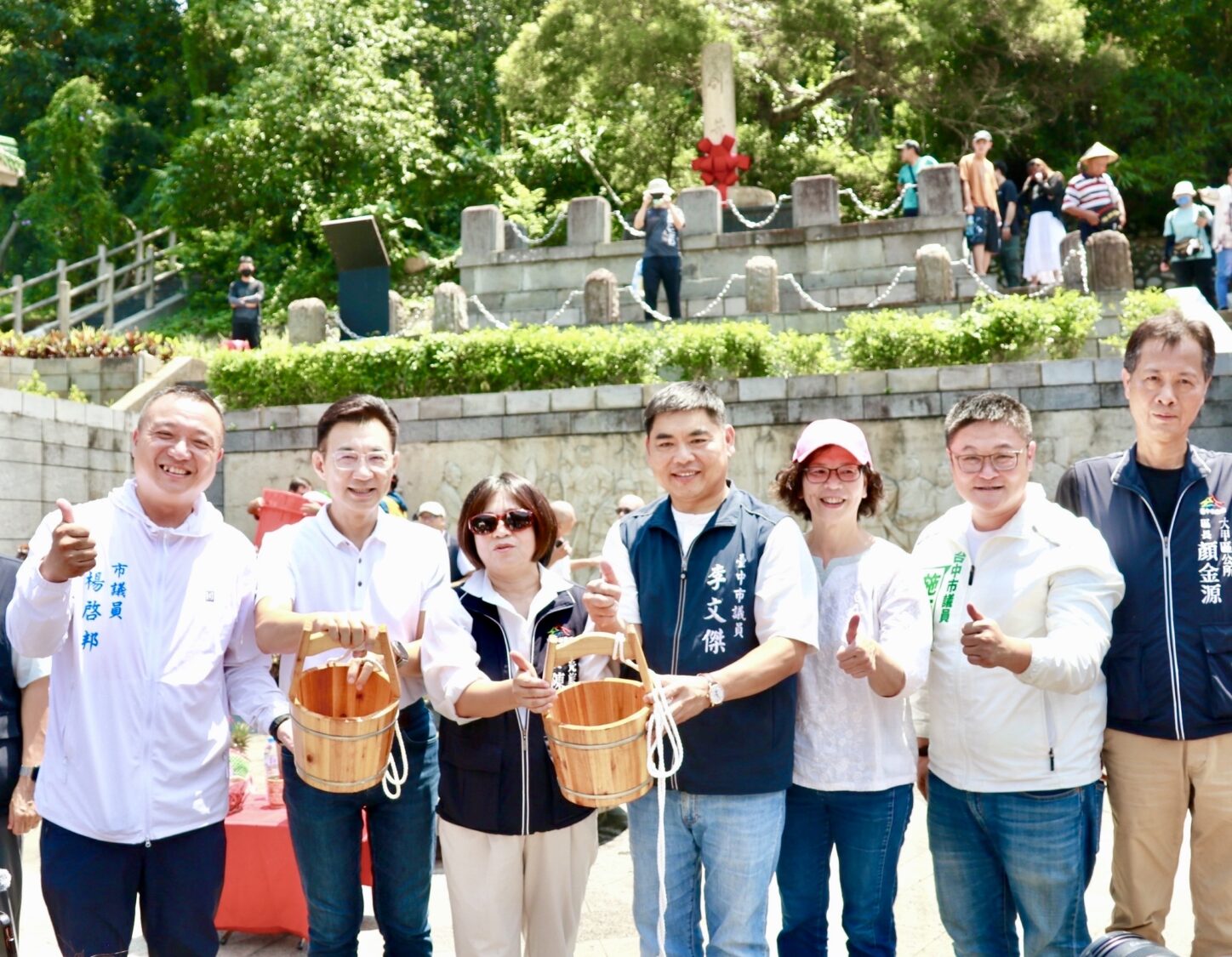 端午取午時水人潮爆滿！大甲鐵砧山千人排隊搶「馬午吉」紀念瓶