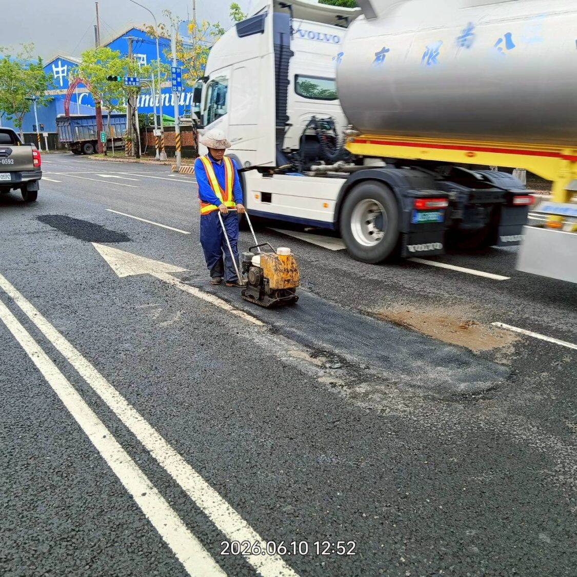高市道工處：小港區沿海路雨後坑洞已修補 待天氣放晴將刨鋪改善