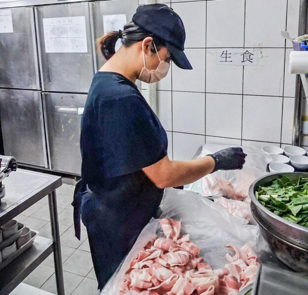 ▲小靜透過輔具協助及工作夥伴指導，逐漸熟悉工作流程。（圖/喜憨兒基金會提供）