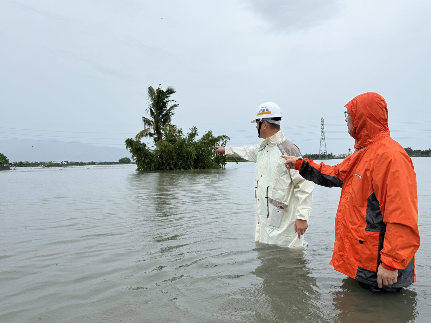 豪雨侵襲 屏東縣政府三首長兵分三路勘災  調派機具、沙包緊急搶修