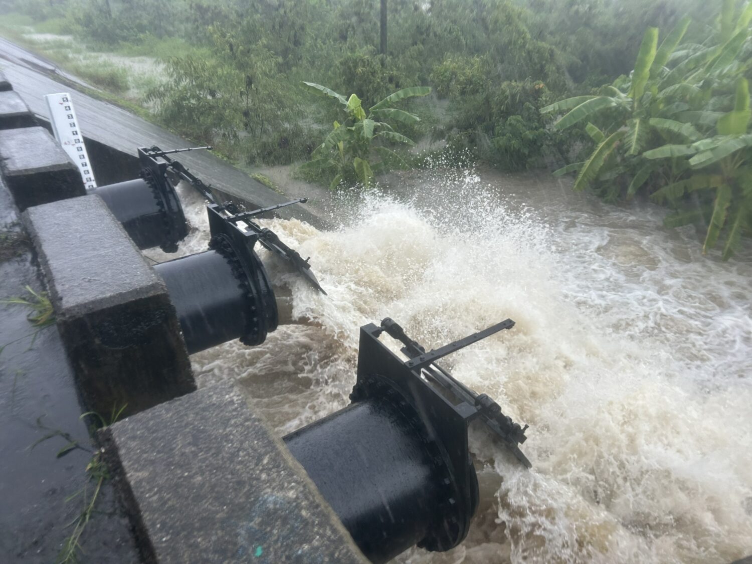 米克拉颱風環流引進大豪雨 旗山等地區抽水站全力應變持續運作