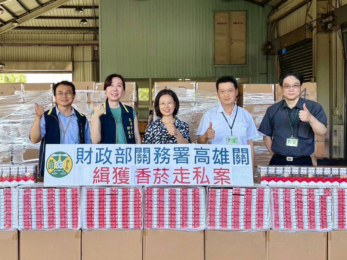 高雄關又立功！連續緝獲轉口櫃匿藏香菸計4,406箱