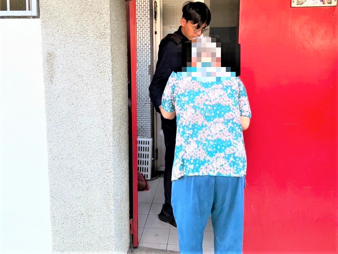 失智老婦迷途徬徨　八掌警細查新址護送返家