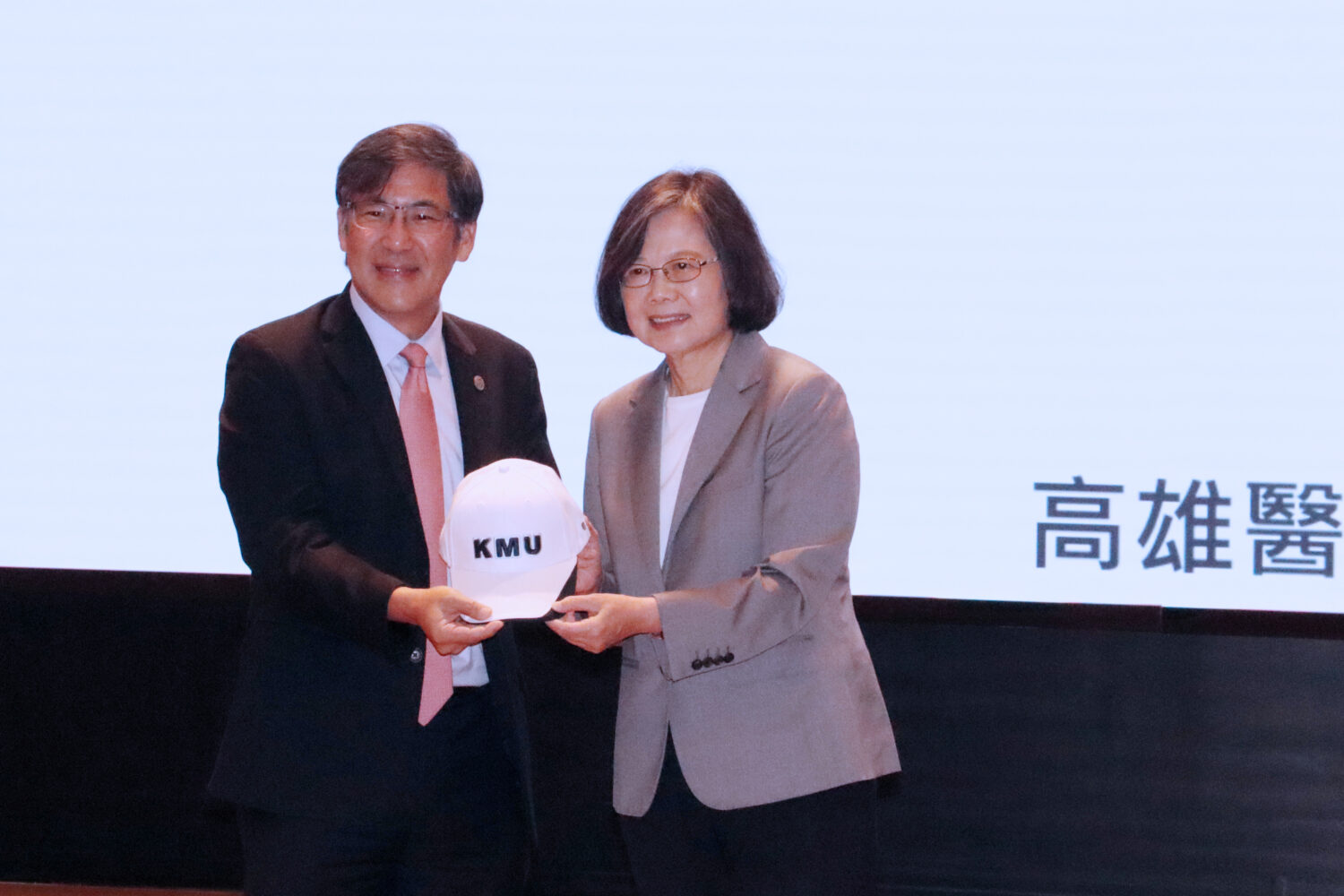 前總統蔡英文參加高醫大典業典禮 勉畢業生成為支持社會的力量
