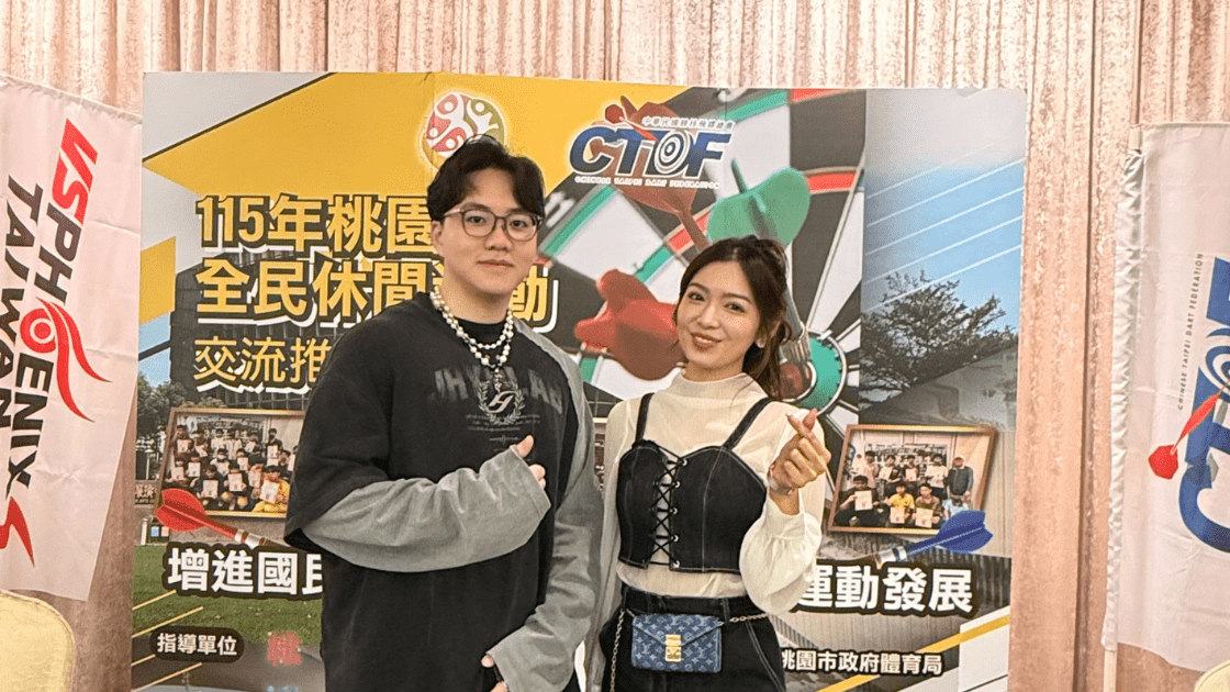 宏林跨媒體行銷長程品恆（左）與推廣大使劉倩妏（右）合影，親臨賽事現場展現飛鏢運動跨越年齡與性別的迷人魅力。