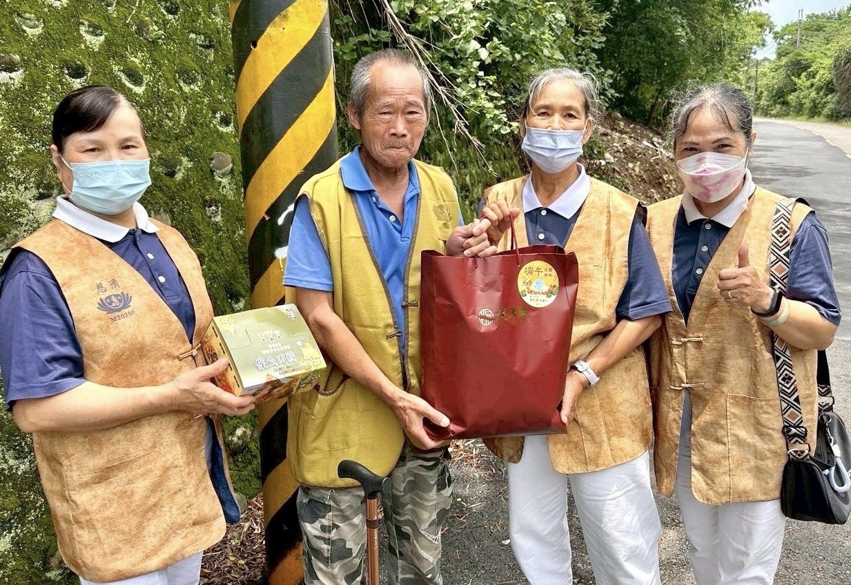 竹市攜手靈鷲山慈善基金會、松翰科技  端節關懷370位獨居長輩