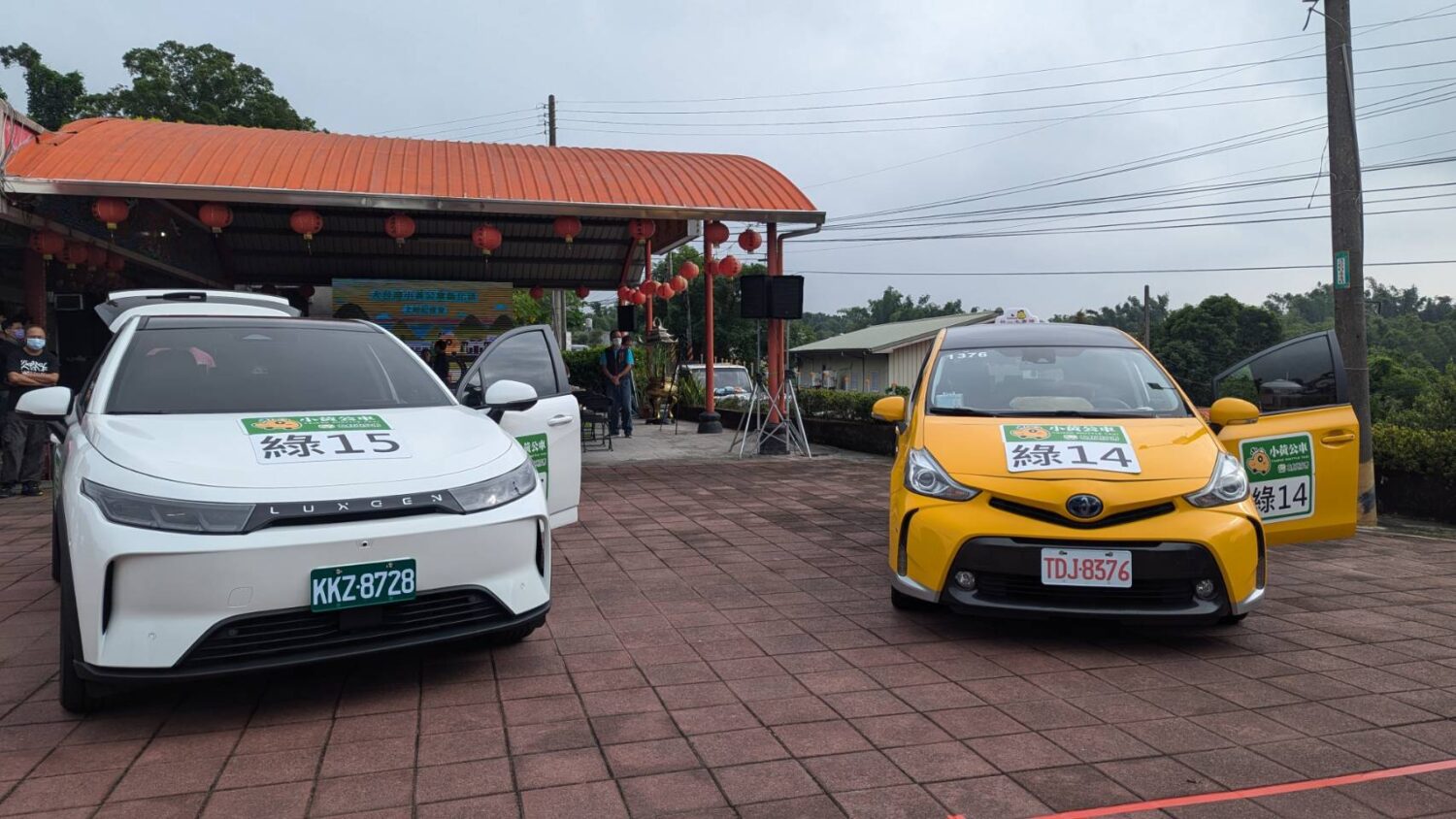 交通局小黃公車依法採用綠底白字「營業小客車」提供服務之說明 交通局小黃公車依法採用綠底白字「營業小客車」提供服務之說明