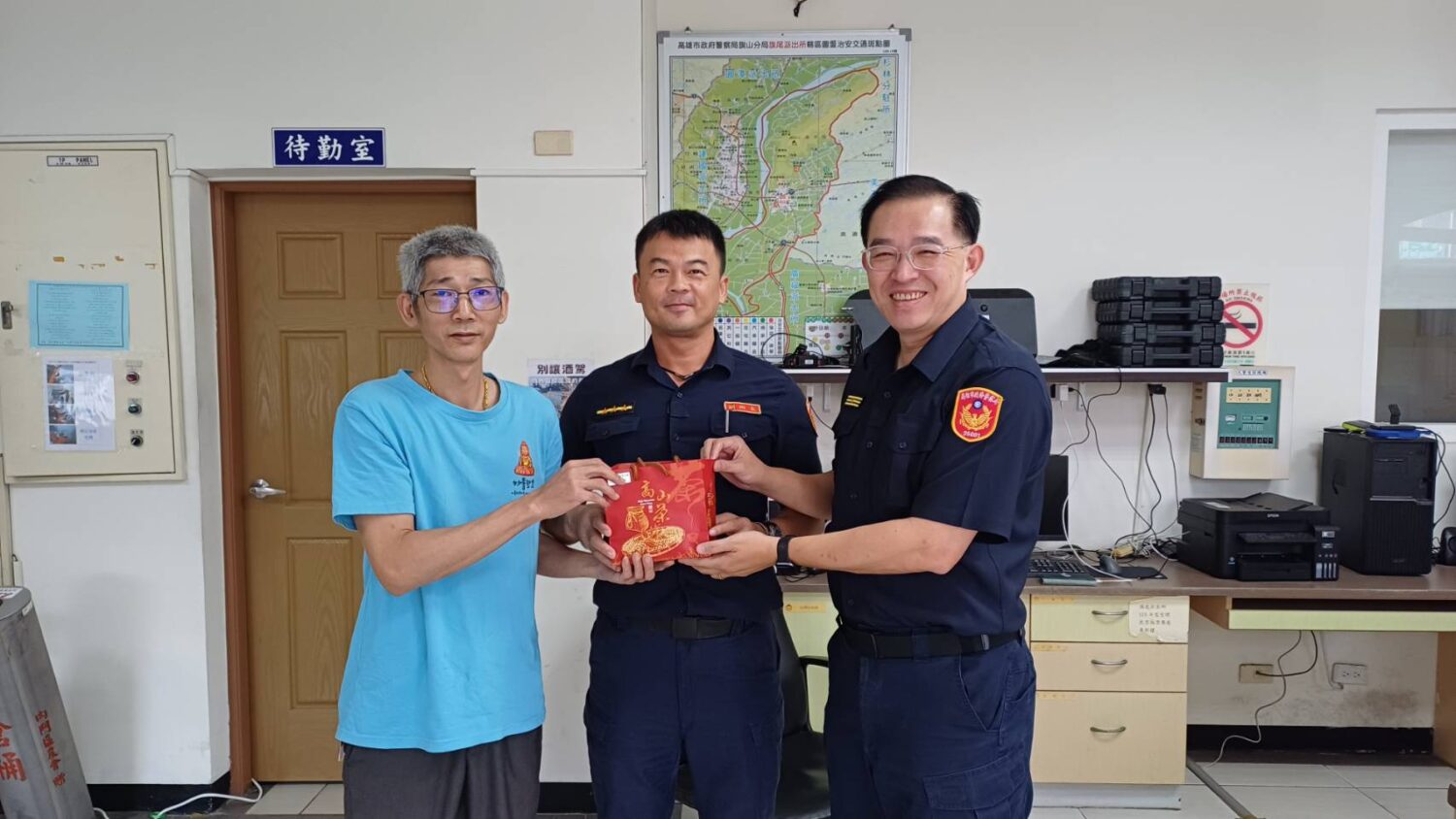 感謝豪雨期間堅守崗位守護家園 高雄市妙善觀音慈善會暖心送茶慰勞警察
