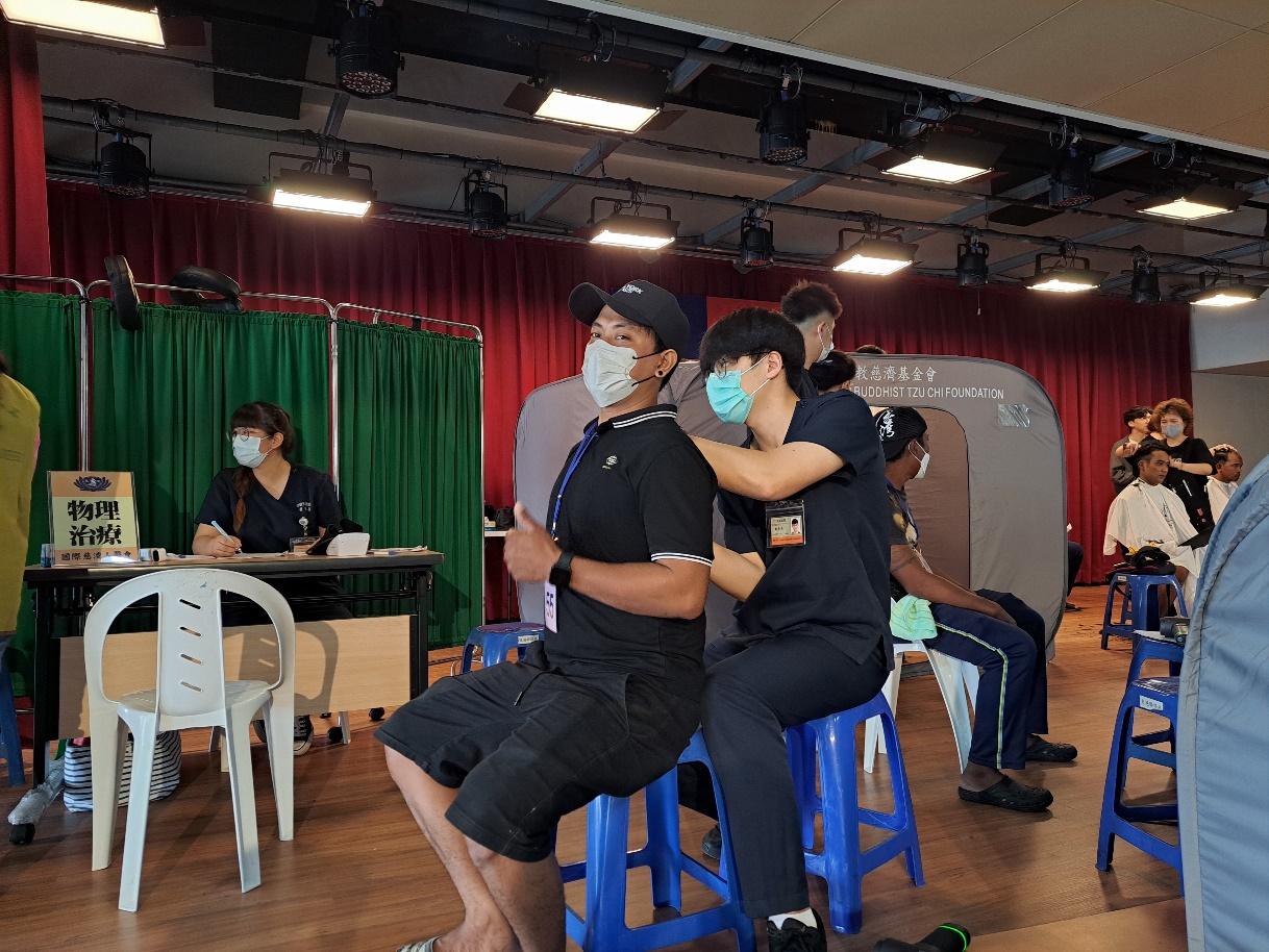 移民署高雄港隊與慈濟人醫會溫馨守護東港,用醫療與關懷擁抱外籍船員 移民署高雄港隊與慈濟人醫會溫馨守護東港,用醫療與關懷擁抱外籍船員