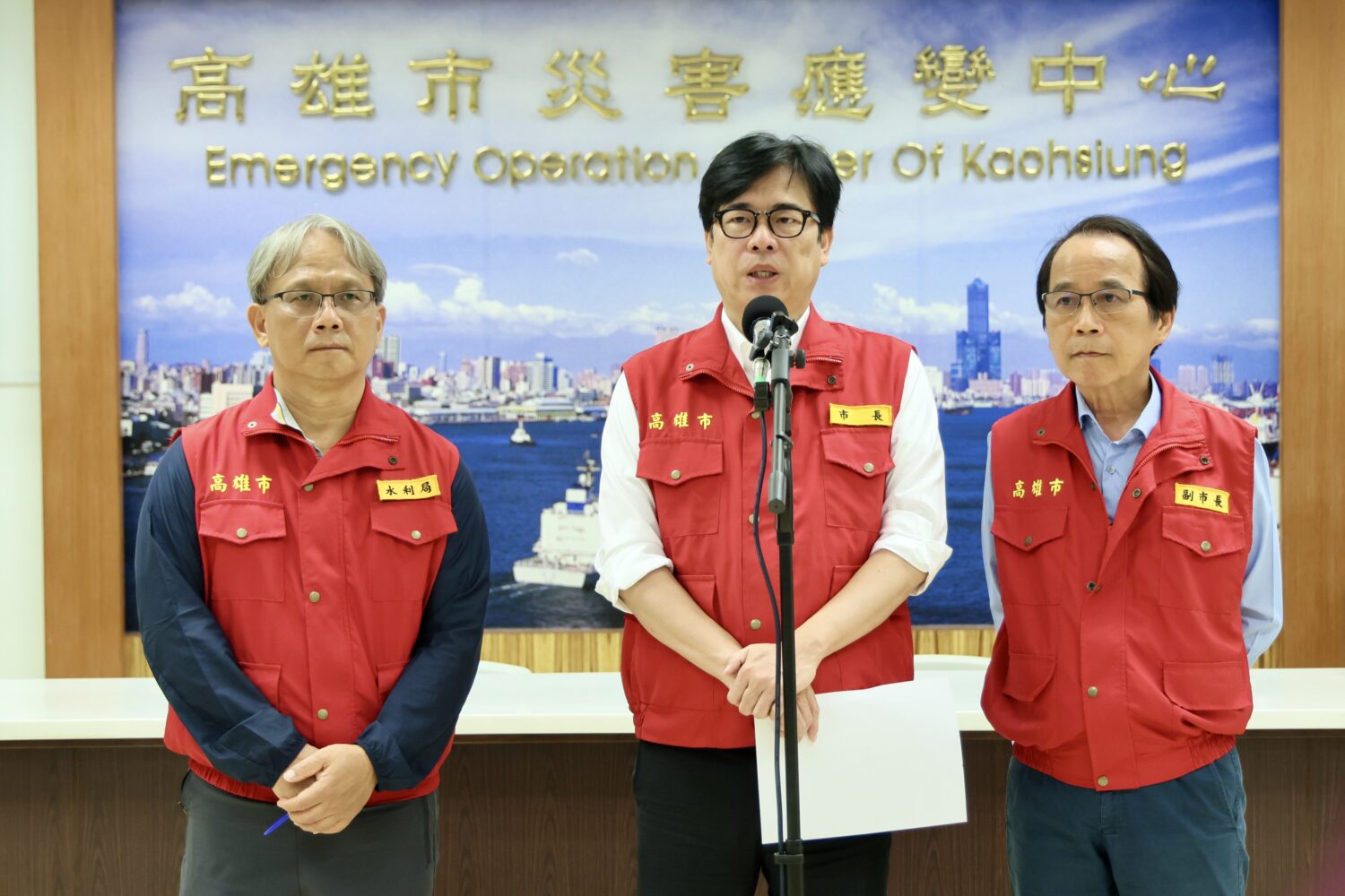 高雄市長陳其邁強調持續監控雨量與備妥水利相關設施操作  並於災害應變會議後至多處易積淹水地區視察