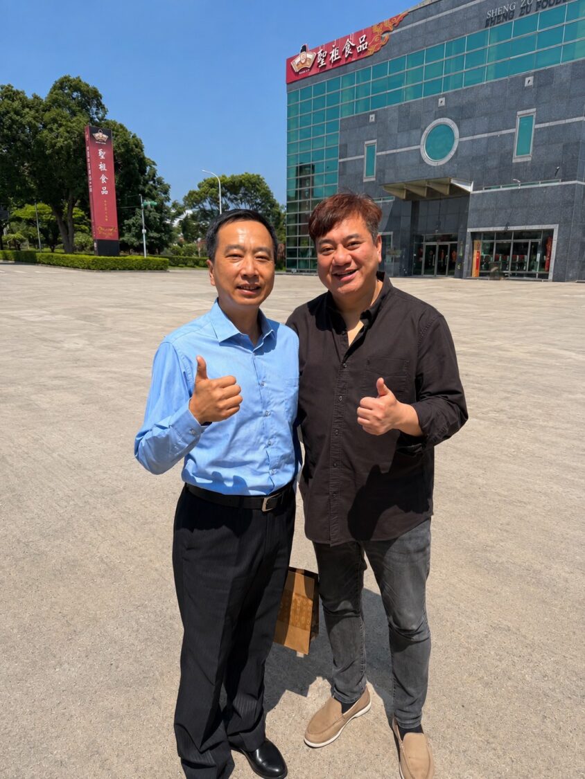 李副指揮官及郭總會長前往聖祖食品交流照。圖/紫青國際商會提供