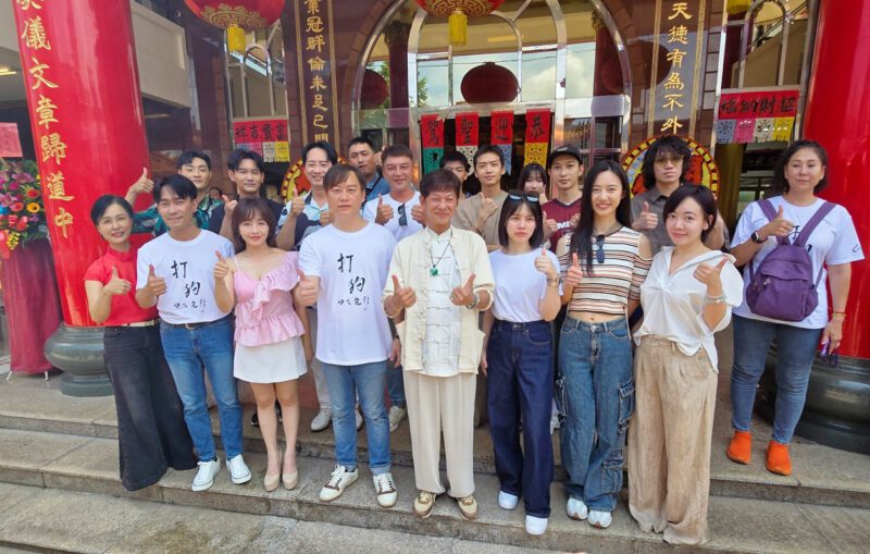 ▲電影《打狗》製作兼導演林明遠(前排右四)與主要演員及劇組。(圖/兩把刷子電影有限公司提供)