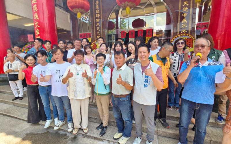 ▲資深製作人兼導演、演員林明遠(前排左四)開鏡,立委林岱樺(前排右四)及市議員張漢忠(前排右三)、鍾易仲(前排右二)到場力挺。(圖/兩把刷子電影有限公司提供)