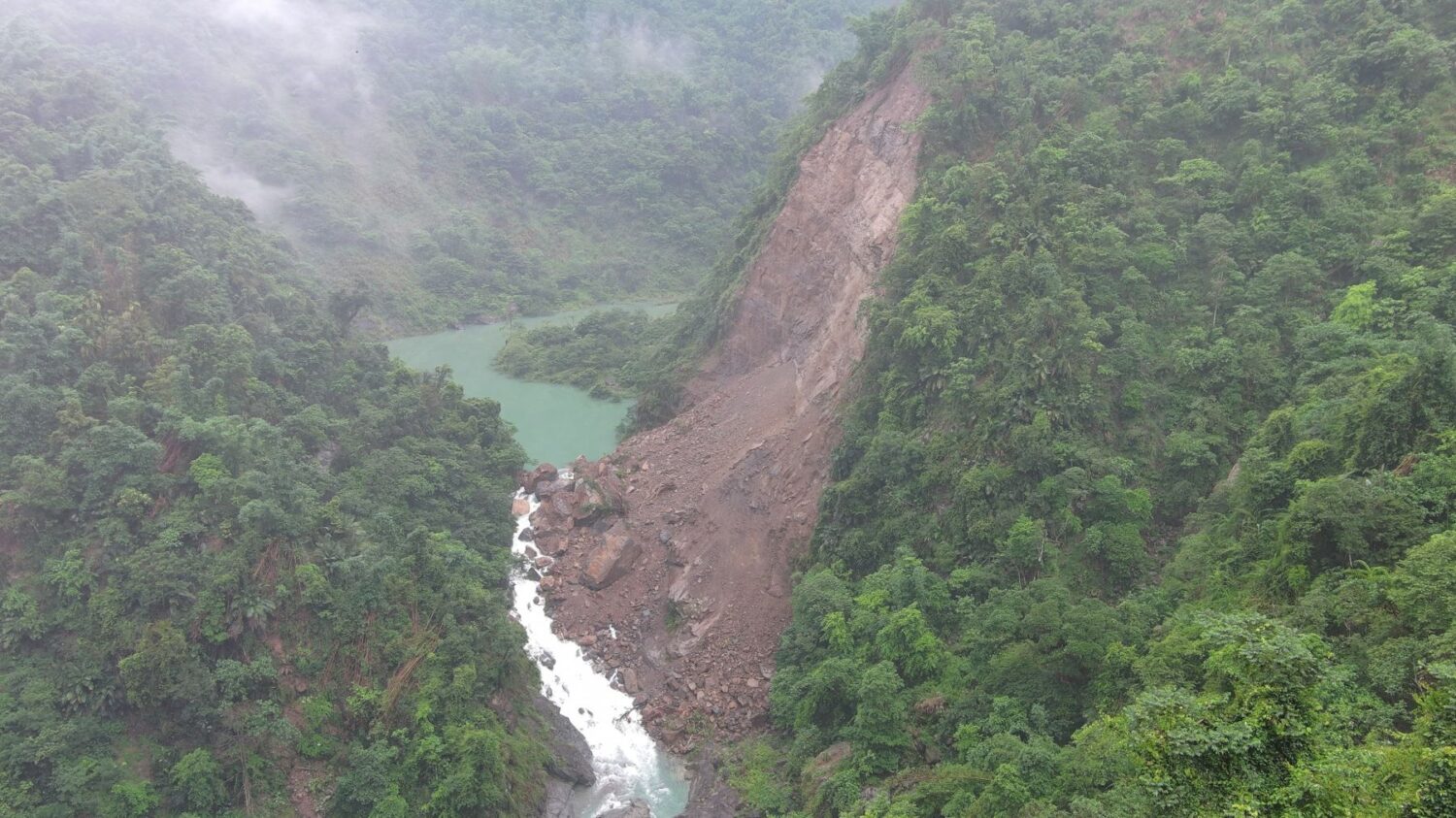 竹山驚現10萬噸堰塞湖 官方急籲勿進河道 竹山驚現10萬噸堰塞湖 官方急籲勿進河道