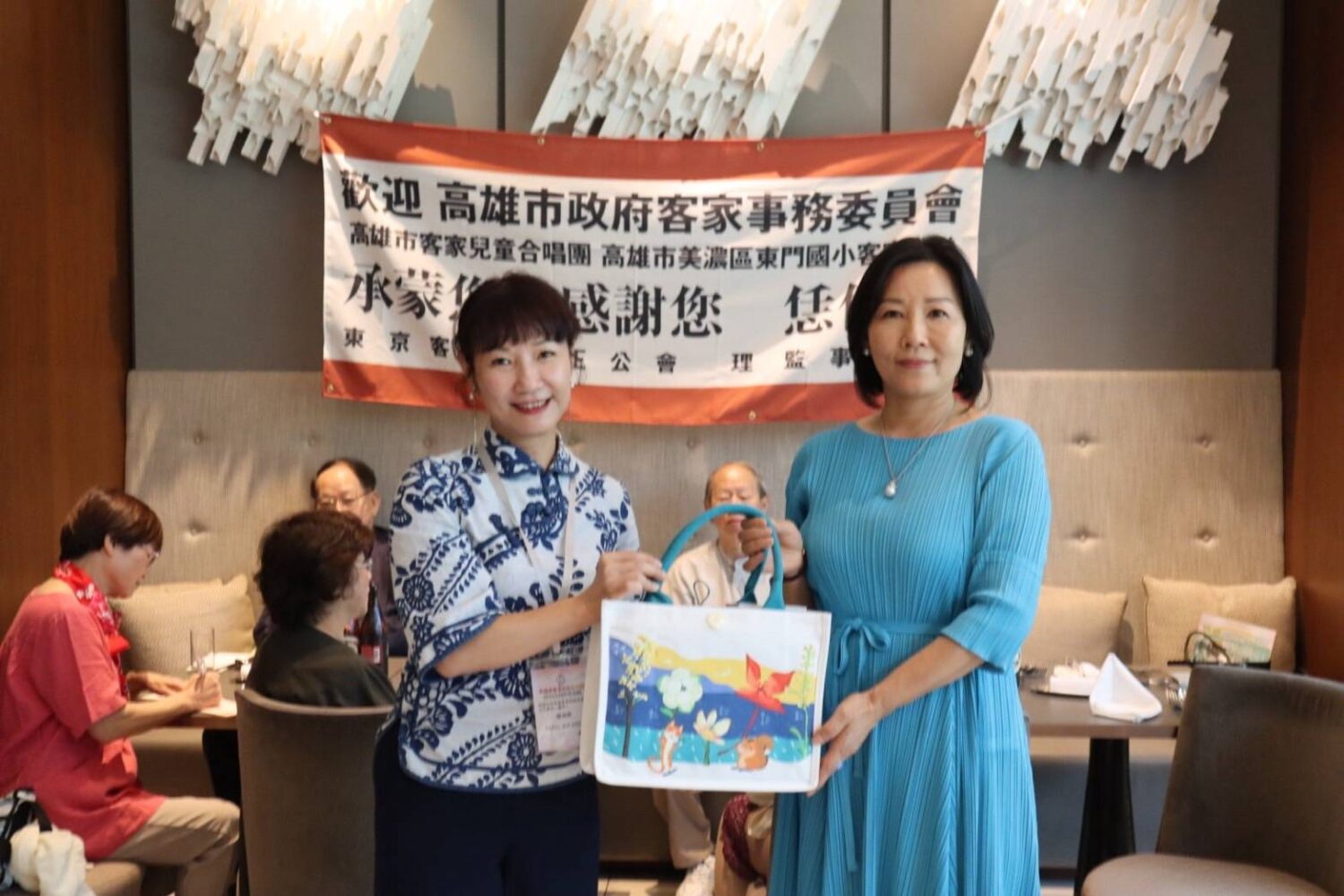 藍衫鑰匙圈傳遞鄉情  高雄客家兒童合唱團拜會東京客家崇正公會
