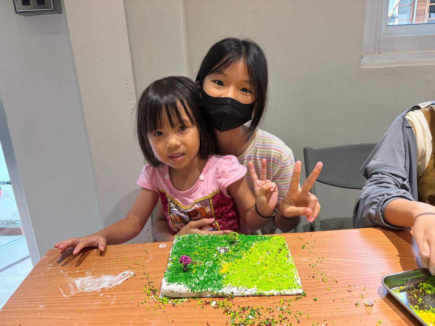 黃埔客站「科普遊客庄」 帶親子實作等高線模型 美濃地圖立體化! 黃埔客站「科普遊客庄」 帶親子實作等高線模型 美濃地圖立體化!