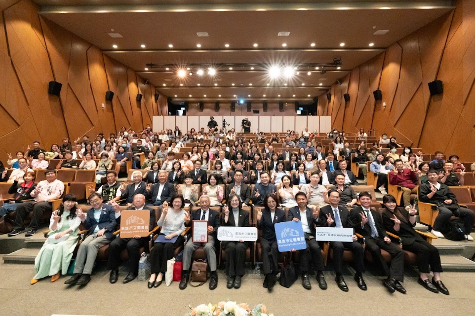 高雄與八王子締盟20周年！前八王子市長黑須隆一親臨港都 交流 高市圖特設主題展區 致敬台日深化交流之卓越貢獻