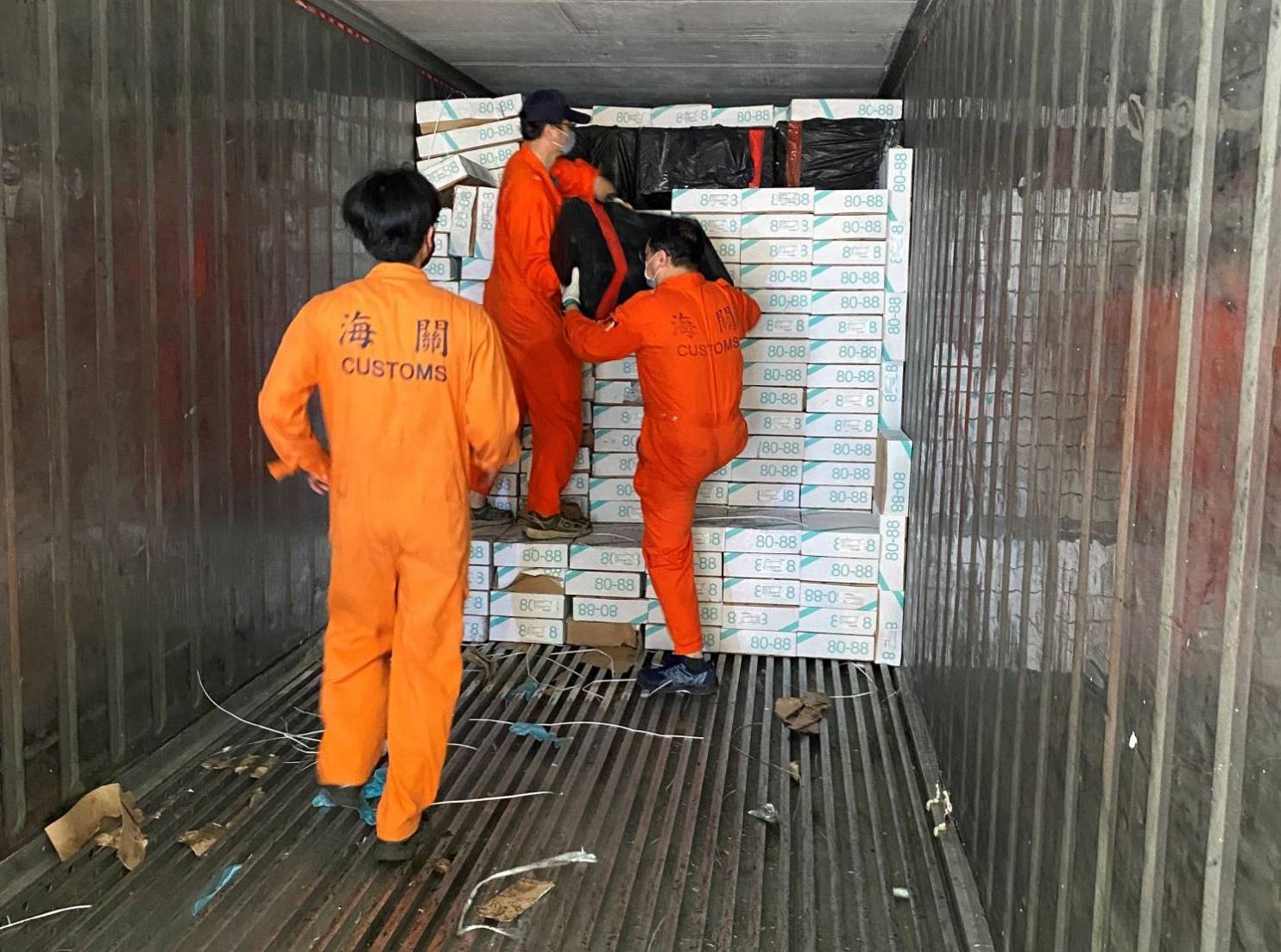 端午節前夕 高雄關緝獲轉口櫃匿藏香菸，市價逾新臺幣9千萬元