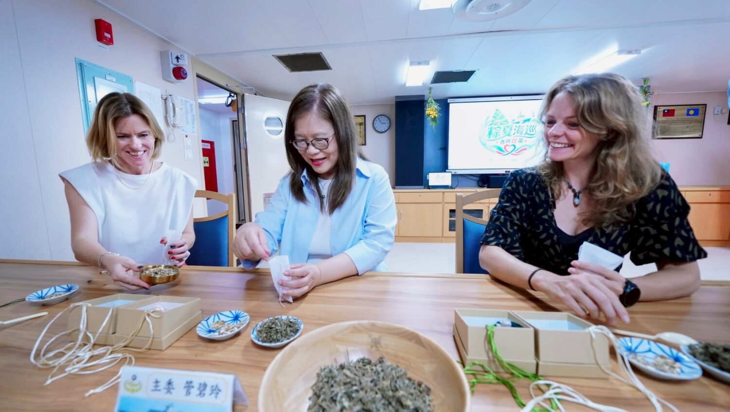 英國代表首登台灣海巡旗艦！ 管碧玲主委：台英共伴維護區域和平