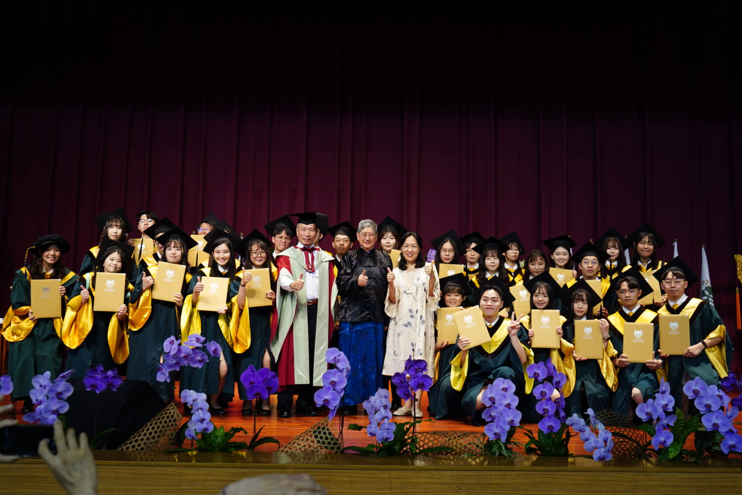 高餐大30週年畢業典禮暨謝師祝望典禮 頒授李清波名譽博士 表彰見證學子榮耀啟程