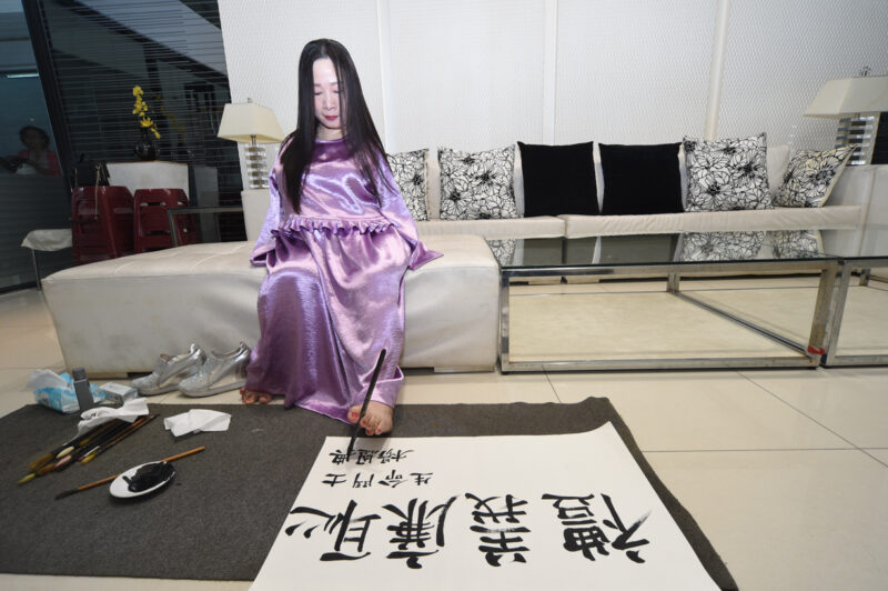 ▲雖然沒有雙手，楊恩典卻勇敢面對人生挑戰，憑藉雙腳完成畫畫、寫字展現生命韌性，以堅毅不屈的生命力感動社會大眾。（圖/記者張忠義攝）
