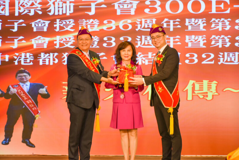 ▲在300E-3區總監吳佳臻(中)監交下,高雄市守都獅子會第33屆會長劉家榮(左)將印信移交第34屆會長劉柱均(右)。(圖/主辦單位提供)
