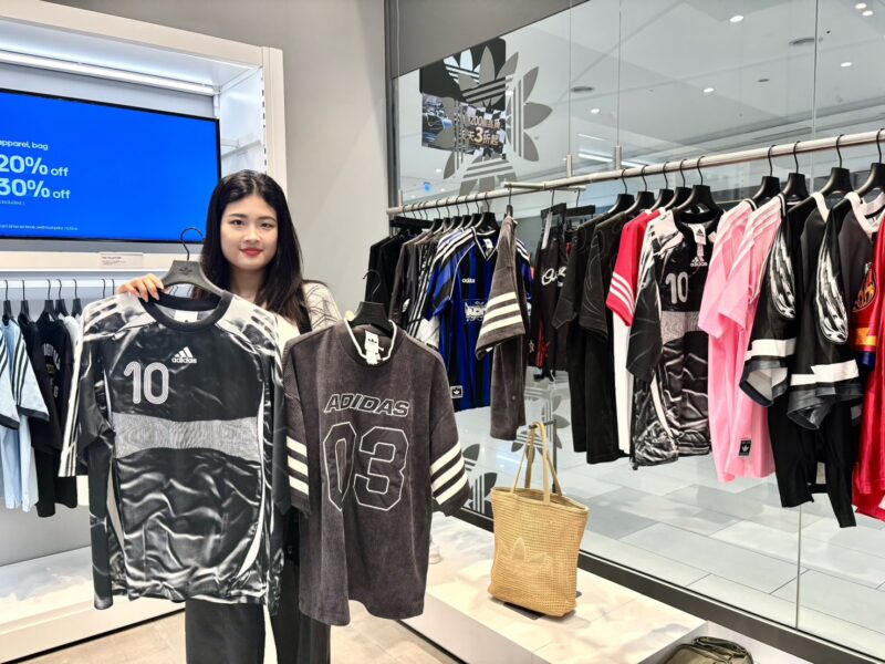 ▲大道東1F adidas Originals推出多款足球服飾，任2件享8折、任3件享7折優。（圖/SKM Park Outlets高雄草衙提供）