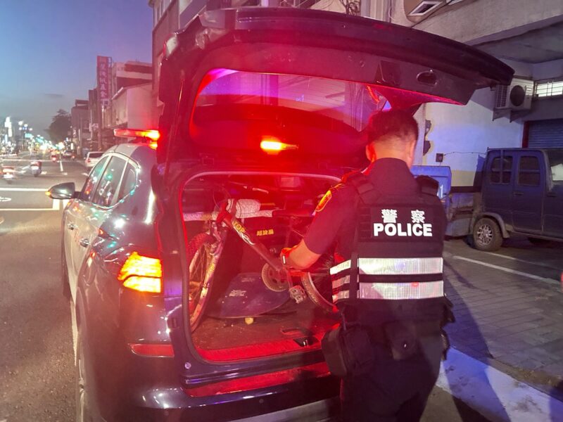 老翁逞強不願麻煩人　橋頭暖警一句句關懷融化心防