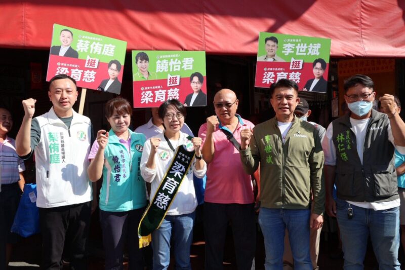 屏東市長候選人梁育慈端午掃建國市場人氣旺