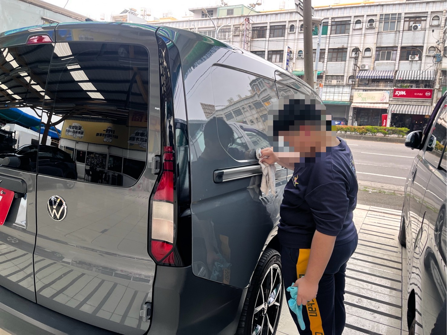 ▲阿督汽車店提供工作機會，協助身障學生校外實習體驗，讓其逐步建立從實習培育到穩定就業的支持機制，讓弱勢族群能在職場中找到發揮所長的舞台。（圖/提樹德科技大學供）