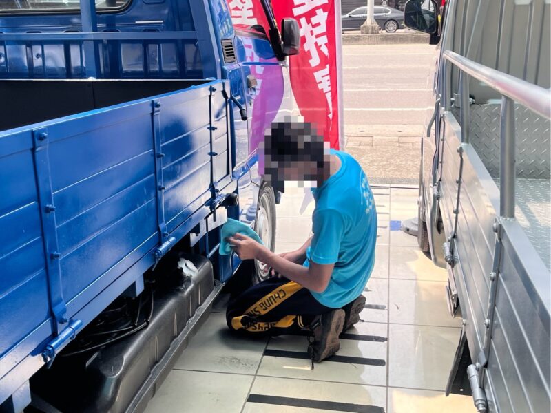 ▲阿督汽車店提供工作機會,協助身障學生校外實習體驗,讓其逐步建立從實習培育到穩定就業的支持機制,讓弱勢族群能在職場中找到發揮所長的舞台。(圖/提樹德科技大學供)