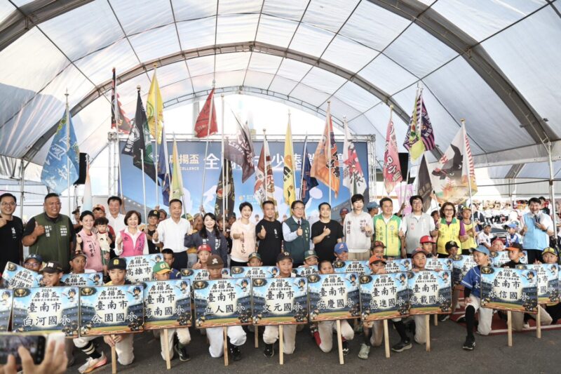 席揚盃全國軟式少棒邀請賽台南開打 黃偉哲為小將開球勉勵勇敢追夢