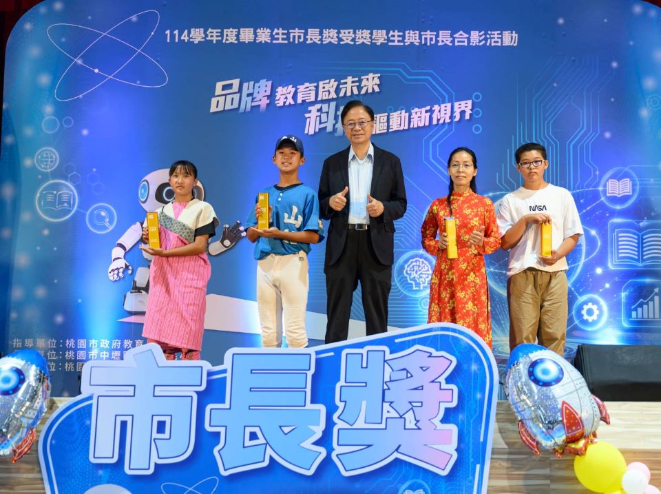 張善政頒市長獎並與受獎學生合影　勉保持積極態度找到自己方向