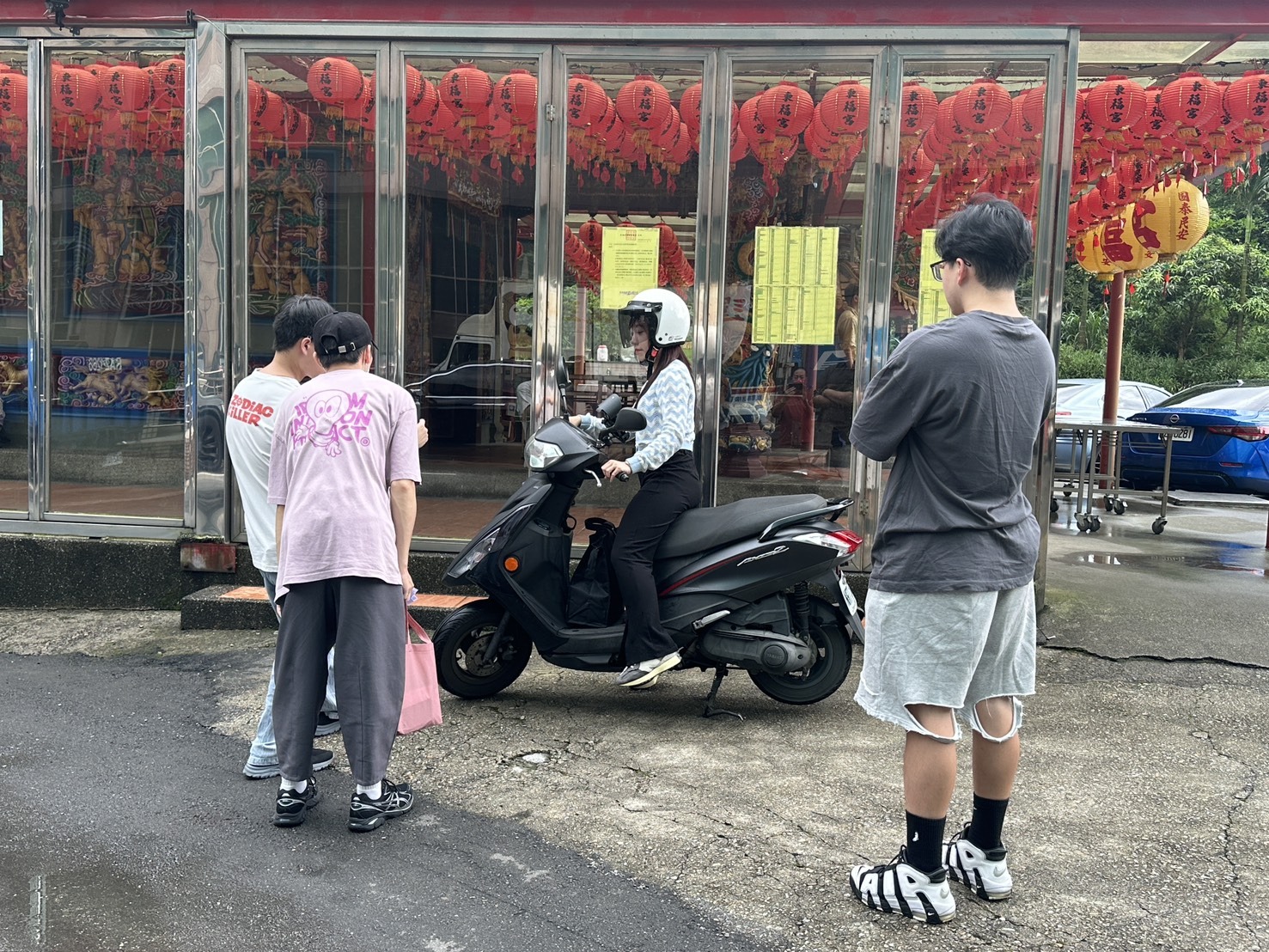 宏林跨媒體影片製作公司拍攝現場曝光！製片程品恆（右一）親自監製，帶領團隊進行短影音與廣告素材的商業腳本落實拍攝。