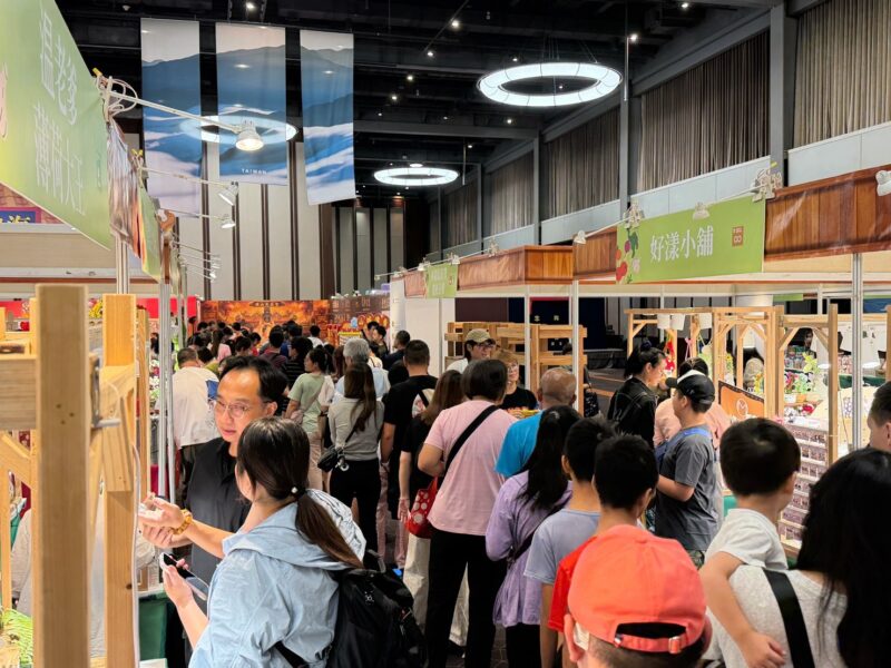 ▲T368城鄉物產展匯集全台特色農產、伴手禮及地方創生商品，吸引民眾駐足選購。（圖/新光三越高雄左營店提供）