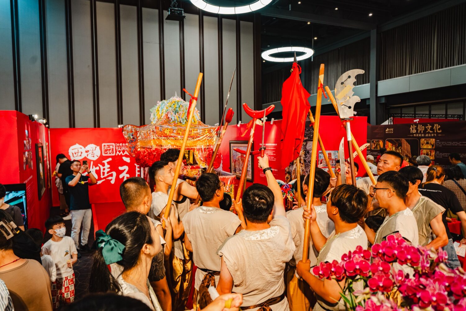 ▲臺南大學民俗隊宋江陣走入廟宇文化展區進行展演，展現台灣民俗文化魅力。（圖/新光三越高雄左營店提供）