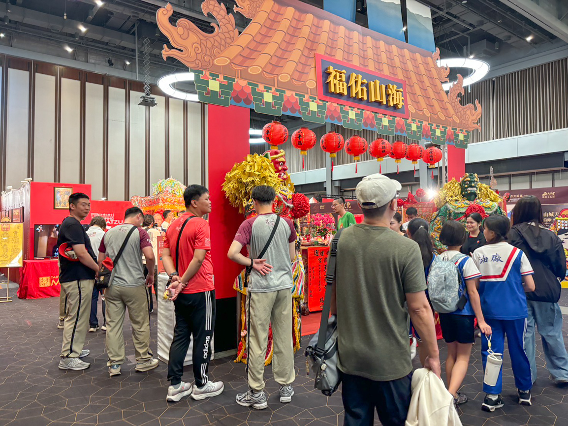 ▲展期間假日更推出系列民俗文化活動，讓顧客親臨體驗，感受屬於台灣的熱鬧、信仰與生活美學。（圖/新光三越高雄左營店提供）