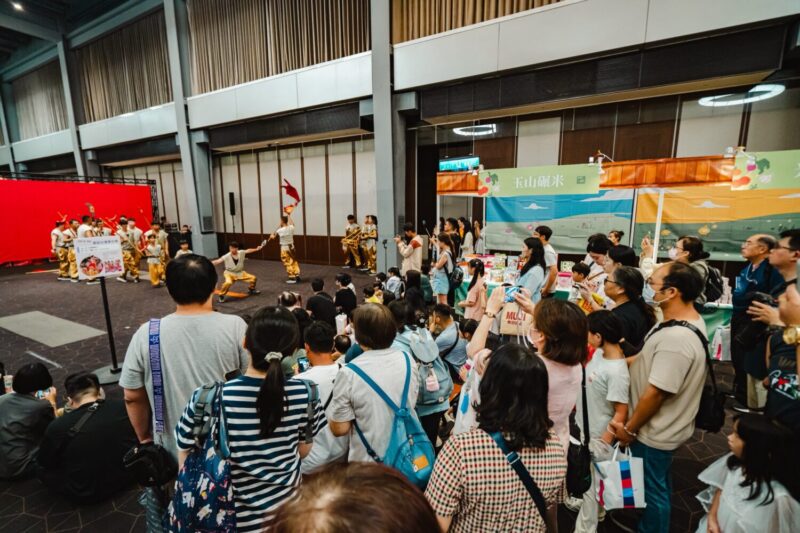 ▲臺南大學民俗隊宋江陣精彩演出吸引民眾駐足欣賞台灣傳統藝陣文化。（圖/新光三越高雄左營店提供）