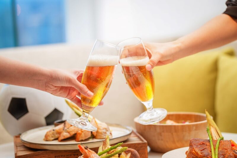 ▲位於飯店30樓的Cozzi THE Roof響應國際足球盛事熱潮，即日起至7月31日推出指定啤酒享買一送一優惠、精選紅酒每瓶850元起。（圖/和逸飯店提供）