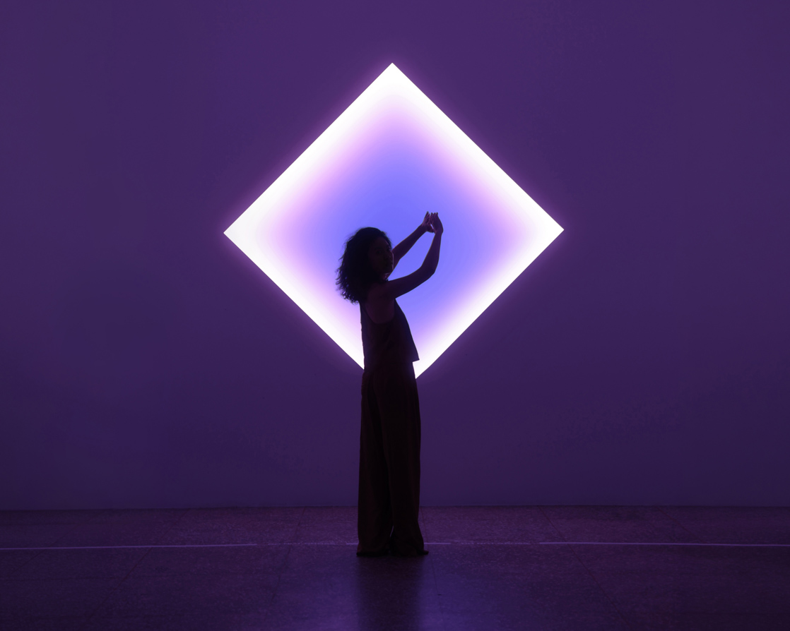 ▲余惟走進金馬賓館當代美術館，由美國藝術家_James_Turrell_創作的常設作品《科林斯運河》，透過光線與空間的流動，引領觀者展開一場關於感知與自我對話的沉浸式體驗。（圖/THE AMNIS提供）