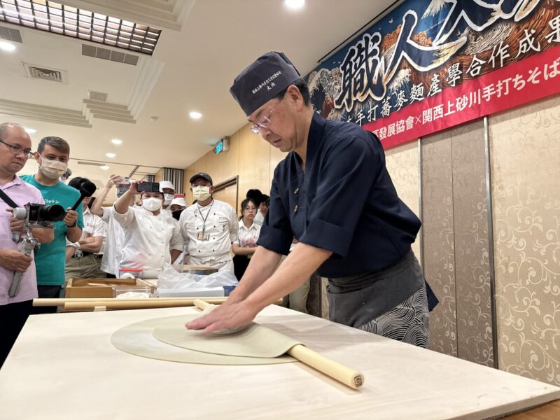 日本「蕎麥麵制霸名人」大內卓來台傳藝 中山工商與彰化二林農會產學合作 做出最好吃的蕎麥麵