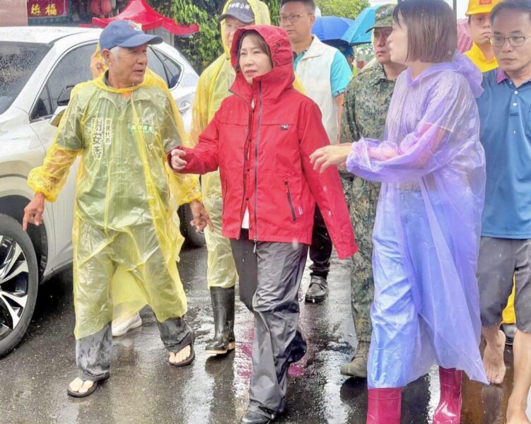 豪雨侵襲 屏東縣政府三首長兵分三路勘災  調派機具、沙包緊急搶修