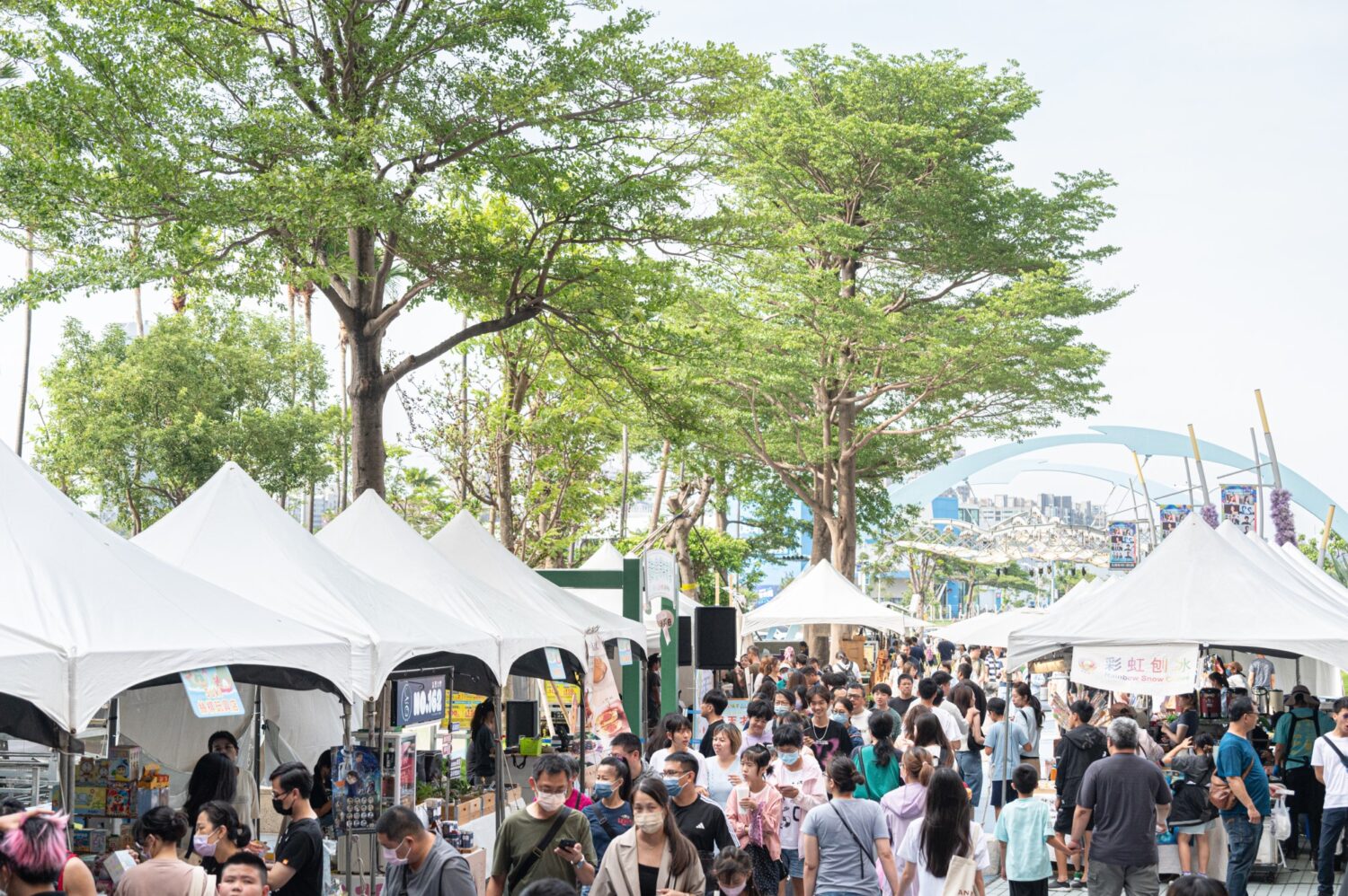 ▲活動期間亦同步舉辦端午特色市集，集結特色美食、文創選物及手作商品，民眾在參與活動之餘也能盡情逛街尋寶，好吃又好玩。（圖/高雄夢時代提供）