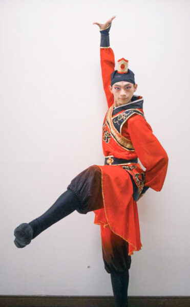 ▲舞蹈科楊廷燁每天在打工之餘苦練舞蹈，今年錄取北藝大、臺藝大、國立臺灣體育運動大。（圖/中華藝校提供）