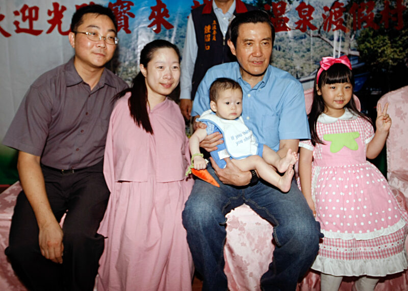 ▲馬英九手中抱的小孩，就是今晚的主角陳大衛。（圖/楊恩典提供）