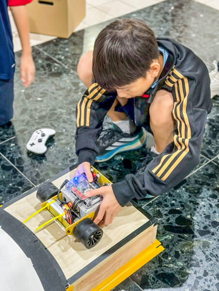 ▲華藝附小推動Scratch與機器人課程，培養運算思維與人工智慧概念。（圖/中華藝校提供）