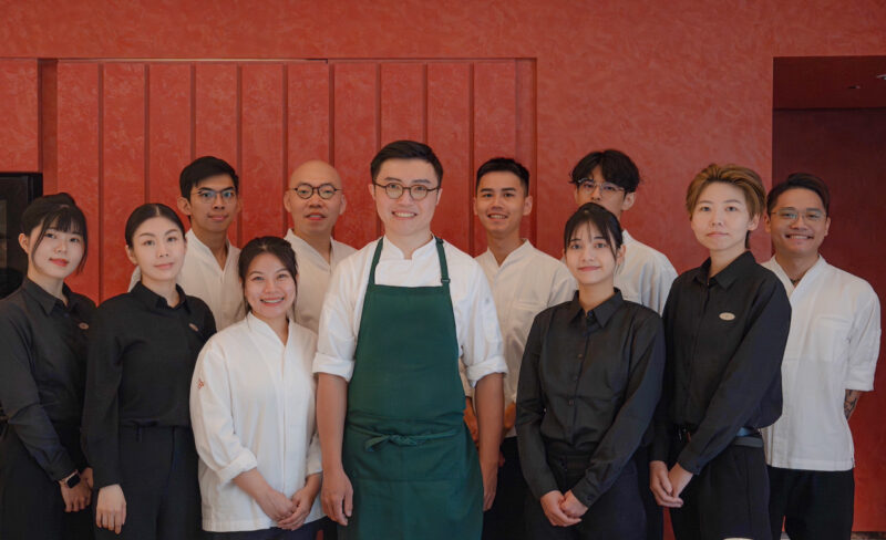 ▲行政主廚邱一中領軍，攜手《Cho_Restaurant_秋_法餐》團隊，以「港都烈日下的無國界盛夏」為題呈現全新菜單。（圖/御盟集團提供）